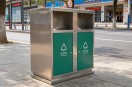 戶外街道兩分類不銹鋼垃圾箱，讓環(huán)保與美學(xué)并行