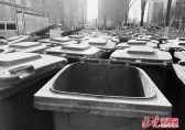 北京小區物業垃圾桶堵門，以新換舊是好事，掃尾工作也要落實
