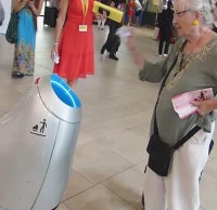 國外智能垃圾桶小發(fā)明：招招手就會(huì)靠近