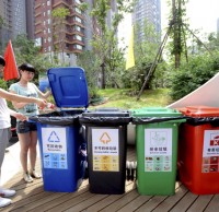 小區分類垃圾桶不分類，居民街道辦齊心整治有害垃圾