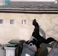 高墻往下跳滑倒扎進垃圾桶，跑酷也要注意安全